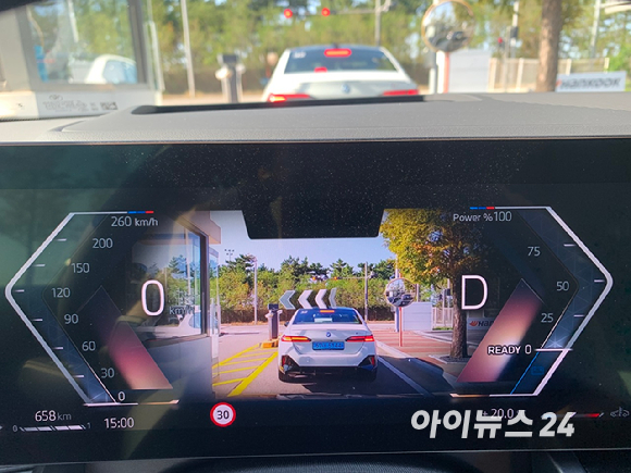 '더 뉴 BMW 5 시리즈' 계기판에 나타나는 증강현실(AR) 화면. [사진=김종성 기자]