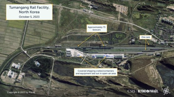 CSIS의 북한전문매체 '국경을 넘어'는 지난 5일 촬영된 북한 두만강역 위성사진에서 73량의 열차가 관찰됐다고 보도했다. 사진 CSIS 홈페이지 캡처