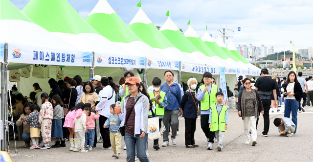 ▲ ‘2023 삼척동해왕 이사부 축제’ 개막 이틀째를 맞은 7일 주 행사장인 삼척문화예술회관 엑스포 광장 일원으로 시민·관광객들의 발걸음이 연일 이어지면서 일찌감치 성공 축제를 예약하고 있다. 서영