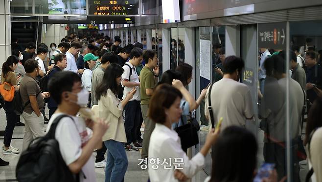 지난달 19일 서울 지하철 고속터미널역에서 시민들이 9호선을 이용하기 위해 줄을 서서 기다리고 있다. 조태형 기자