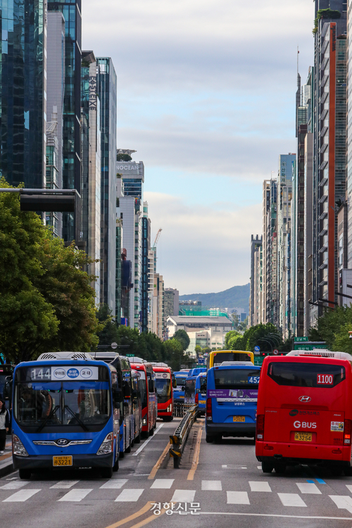 지난달 21일 오전 서울 강남대로에 버스들이 줄 지어 가고 있다. 이준헌 기자