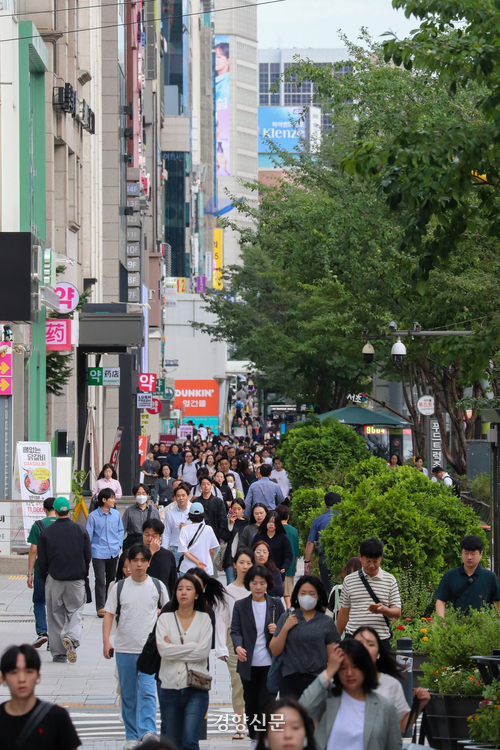 지난달 21일 오전 시민들이 서울 강남역 일대를 분주히 걸어가고 있다. 이준헌 기자