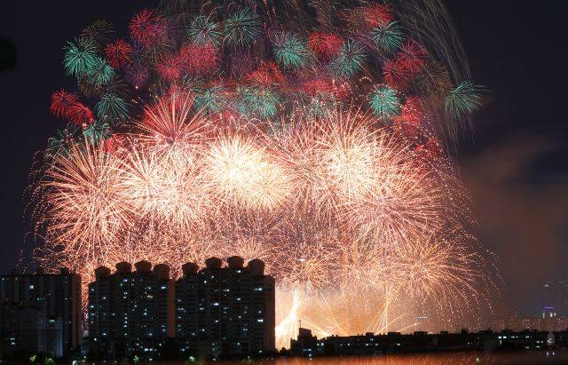 7일 오후 서울 여의도 한강공원 일대에서 열린 '2023 서울세계불꽃축제'에서 한국팀의 화려한 불꽃들이 밤하늘을 수놓고 있다. 올해 축제는 '다채로운 색깔로 내일의 세상을 환하게 비추는 밝은 미래'(Lights of Tomorrow)라는 주제로 열렸다. 뉴시스