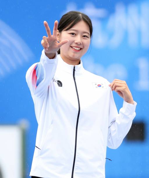 제19회 항저우 아시안게임 양궁 리커브 여자 개인전서 우승, 3관왕에 오른 임시현이 시상식에서 손가락 3개를 펼쳐보이고 있다.연합뉴스