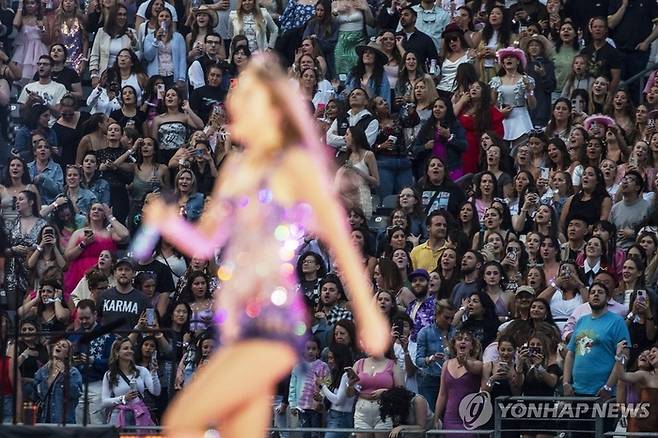 공연하고 있는 테일러 스위프트. [사진출처 = 연합뉴스]