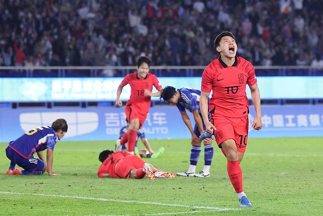 조영욱이 7일 중국 항저우 황룽 스포츠센터 스타디움에서 열린 항저우 아시안게임 남자축구 일본과의 결승전에서 역전골을 넣고 기뻐하고 있다. 연합뉴스