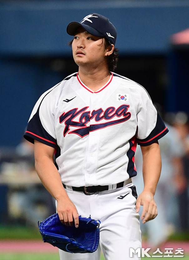항저우 아시안게임 대표팀 투수 고우석이 대회 결승전 9회 말 1사 1, 2루 위기를 병살타로 막고 금메달을 목에 걸었다. 사진=김영구 기자