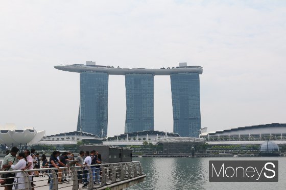 싱가포르 라이언(Merlion) 파크에서 본 마리나베이샌즈 호텔. 한국의 쌍용건설이 시공했다./싱가포르=정영희 기자