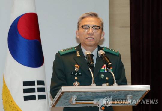 2017년 12월 11일 서울 노원구 육군사관학교에서 열린 6인의‘육사 기원에 대한 특별 학술대회’에서 당시 김완태 육사 교장이 환영사를 하고 있다. 이날 신흥무관학교기념사업회 등에 깊이 관여한 현 야당 정치인은 ‘이제 우리 국군도 김원봉을 받아들여야 한다’고 발언해 논란이 됐다. 연합뉴스