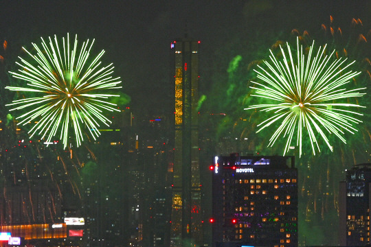 2023 서울세계불꽃축제가 열린 8일 밤 서울 여의도 일대에서 화려한 불꽃이 밤하늘을 수놓고 있다. 백동현 기자