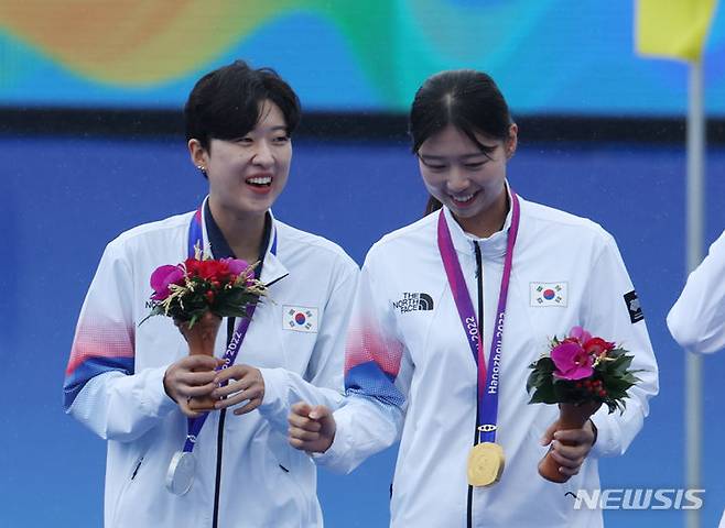 [항저우=뉴시스] 고승민 기자 = 7일 중국 항저우 푸양 인후 스포츠센터에서 열린 2022 항저우 아시안게임 양궁 리커브 여자 개인 경기서 각 금메달과 은메달을 차지한 한국 임시현과 안산이 시상식 후 시상대를 떠나며 대화하고 있다. 2023.10.07. kkssmm99@newsis.com