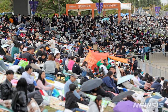 [서울=뉴시스] 김명년 기자 = 7일 오후 서울 영등포구 여의도한강공원 일대가 '한화와 함께하는 서울세계불꽃축제'를 찾은 관람객들로 붐비고 있다. 2023.10.07. kmn@newsis.com