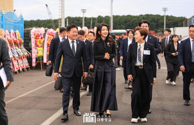 오영훈 제주도지사(앞줄 맨 왼쪽부터), 김건희 여사, 김미자 서귀포수협 조합장 등이 ‘제4회 서귀포은갈치축제’ 현장을 둘러보고 있다. 사진=대통령실