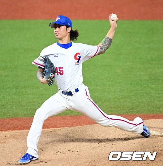 [OSEN=항저우(중국), 최규한 기자] 2일 오후 중국 항저우 사오싱 야구장에서 '제19회 항저우아시안게임' 야구 조별리그 2차전 대한민국과 대만의 경기가 열렸다. 대만 선발 린위민이 공을 뿌리고 있다. 2023.10.02 / dreamer@osen.co.kr