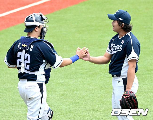 [OSEN=항저우(중국), 최규한 기자]경기를 마무리 지은 한국 투수 고우석과 포수 김동헌이 인사를 나누고 있다. 2023.10.06 / dreamer@osen.co.kr