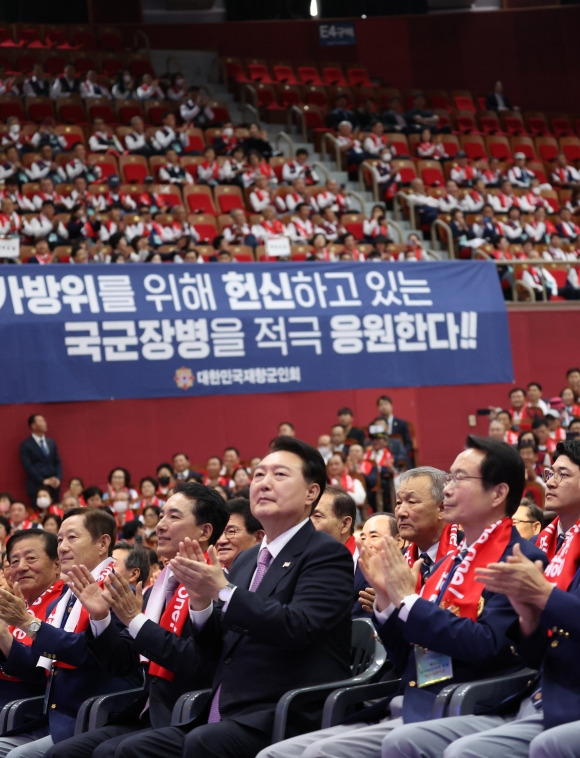 윤석열 대통령이 지난 4일 송파구 올림픽공원 올림픽홀에서 열린 재향군인회 창설 제71주년 기념식 및 전국 읍·면·동회장 총력안보 결의대회에서 깃발 입장 때 박수치고 있다. 연합뉴스