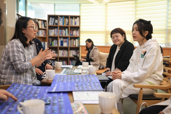 김건희 여사가 지난 6일 서귀포시 제주 해양수산연구원에서 열린 해양동물 보호 단체·기관 관계자 간담회에서 관계자로 부터 남방큰돌고래 ‘삼팔이’가 낳은 세번째 아기 돌고래, 수술 후 회복 중인 바다거북의 관한 이야기를 듣고 있다. 대통령실 제공