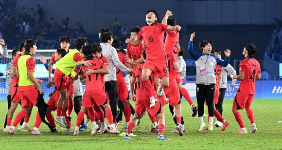 7일 중국 항저우 황룽 스포츠센터 스타디움에서 열린 2022 항저우아시안게임 남자축구 대한민국과 일본의 결승전에서 2대1로 승리한 대한민국 선수들이 기뻐하고 있다. 2023.10.7 항저우 오장환 기자