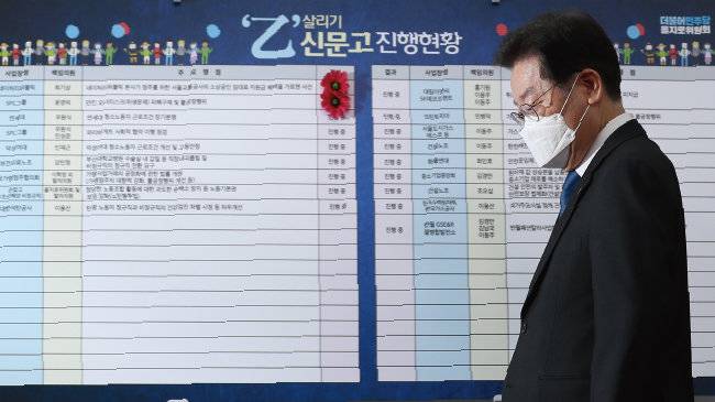 지난해 11월 25일 국회에서 열린 더불어민주당 을지로위원회 꽃달기 행사에 이재명 당대표가 입장하고 있다. [원대연 동아일보 기자]