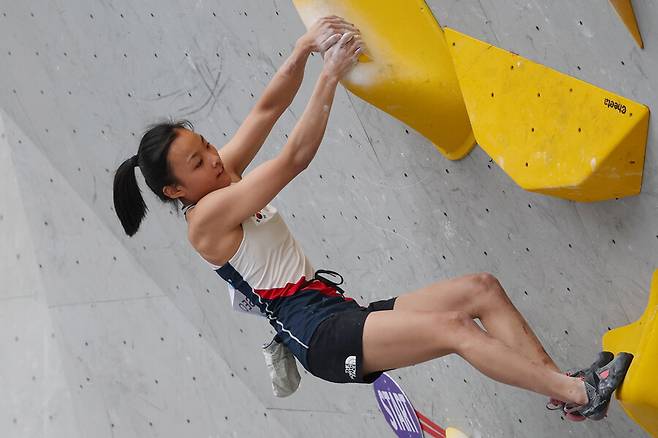 ▲ 서채현이 2022 항저우 아시안게임 스포츠클라이밍 여자 콤바인 준결승에서 등반하고 있다. ⓒ연합뉴스