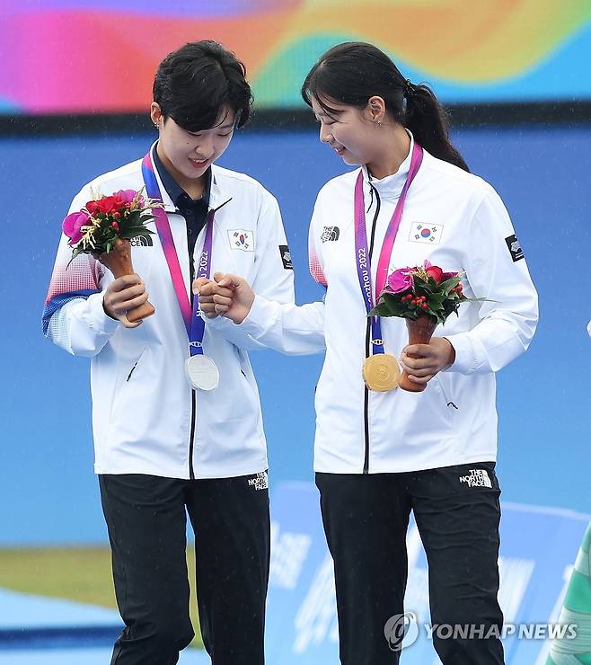 임시현 금메달, 안산 은메달 (항저우=연합뉴스) 김인철 기자 = 7일 중국 항저우 푸양 인후 스포츠센터에서 열린 2022 항저우 아시안게임 양궁 리커브 여자 개인 결승전에서 금메달을 차지한 임시현(오른쪽)과 은메달을 차지한 안산이 시상식 후 인사하고 있다. 2023.10.7 yatoya@yna.co.kr