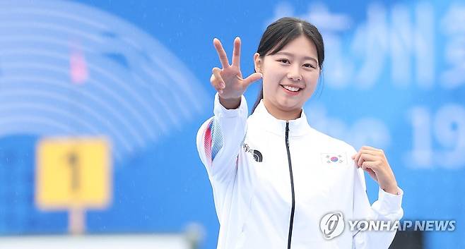 아시안게임 양궁 3관왕 달성한 임시현 (항저우=연합뉴스) 김인철 기자 = 7일 중국 항저우 푸양 인후 스포츠센터에서 열린 2022 항저우 아시안게임 양궁 리커브 여자 개인 결승전에서 금메달을 차지한 임시현이 시상대에 올라 포즈를 취하고 있다. 2023.10.7 yatoya@yna.co.kr