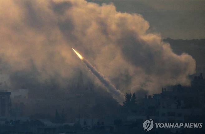 하마스가 이스라엘을 향해 발사한 로켓 (EPA=연합뉴스)