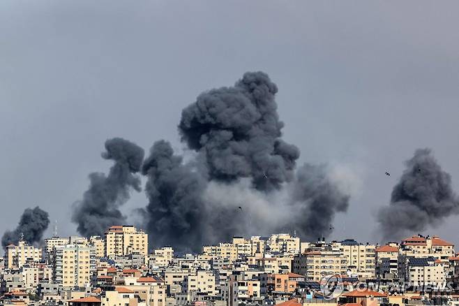 이스라엘의 보복 공습으로 검은 연기가 피어오르는 가자지구 (AFP=연합뉴스)