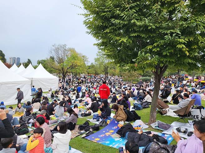 7일 여의도 한강공원 '서울세계불꽃축제'를 즐기기 위해 일찌감치 자리잡은 시민들 [촬영 장보인]