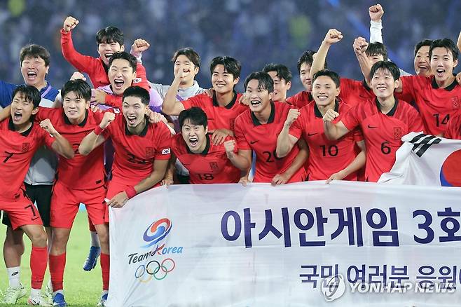 축구도 금메달 (항저우=연합뉴스) 김인철 기자 = 7일 중국 항저우 황룽 스포츠센터 스타디움에서 열린 2022 항저우 아시안게임 남자축구 대한민국과 일본의 결승전에서 우승한 한국 대표팀 이 이강인 등이 기뻐하고 있다. 2023.10.7 ondol@yna.co.kr