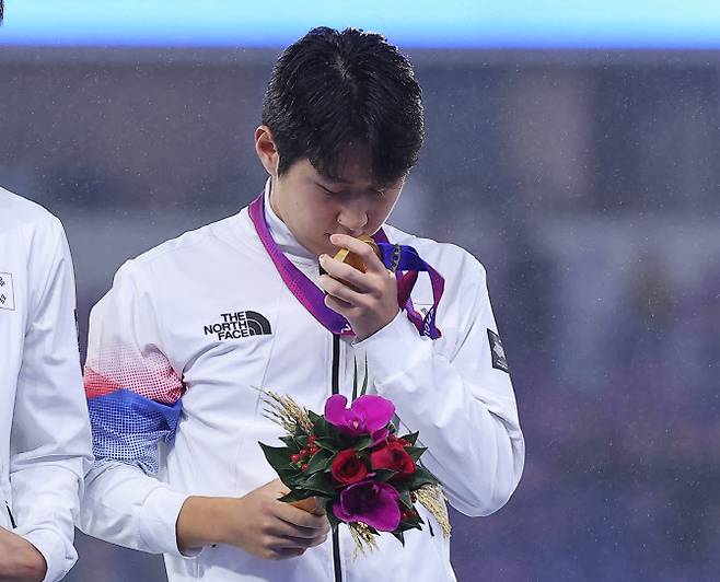 2022 항저우 아시안게임 남자 축구 결승에서 금메달을 차지한 이강인이 7일 메달 수여식에서 금메달에 입을 맞추고 있다.(사진=연합뉴스)