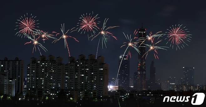 7일 오후 서울 여의도 한강공원 일대에서 열린 '2023 서울세계불꽃축제'에서 한국팀(한화)의 불꽃들이 밤하늘을 수놓고 있다. 2023.10.7/뉴스1 ⓒ News1 김성진 기자