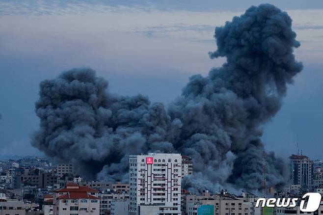 이스라엘의 반격으로 팔레스타인 가자 지구가 포연에 휩싸인 모습. ⓒ 로이터=뉴스1 ⓒ News1 박형기 기자