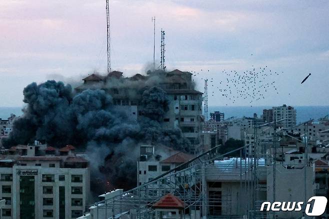 시커먼 포연에 휩싸인 가자 지구의 한 건물. ⓒ 로이터=뉴스1 ⓒ News1 박형기 기자