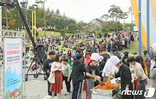 8일 전북 임실군 임실치즈테마파크서 열린 임실N치즈축제에서 관광객들이 치즈 떡볶기를 사기 위해 길게 줄을 서고 있다.(임실군제공)2023.10.8/뉴스1