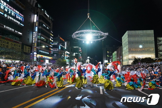 '천안흥타령춤축제' 3일 차인 지난 7일 천안시 동남구 신부동에서 '거리댄스 퍼레이드'가 열렸다. (천안시청 제공)/뉴스1