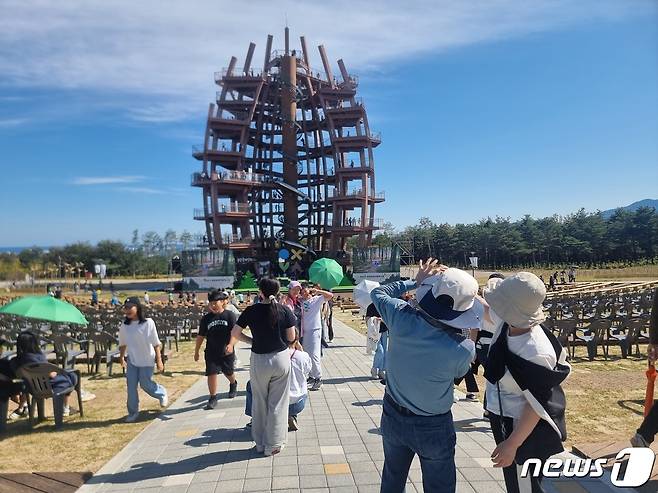 한글날 연휴이자 주말인 8일 강원 고성에서 열리고 있는 강원세계산림엑스포를 찾은 관광객들이 사진을 찍으며 즐거운 시간을 보내고 있다.(엑스포 조직위 제공) 2023.10.8/뉴스1