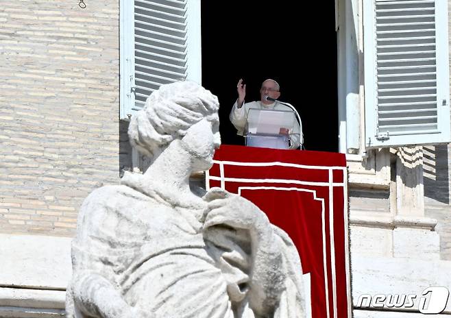 8일(현지시간) 바티칸에서 프란치스코 교황이 성 베드로 광장에 모인 신자들을 상대로 주일 기도를 올리고 있다. 그는 "테러와 전쟁은 어떤 문제도 해결하지 못한다＂며 이스라엘과 팔레스타인의 평화를 위해 기도하자고 말했다. 2023.10.08/ ⓒ AFP=뉴스1 ⓒ News1 권진영 기자