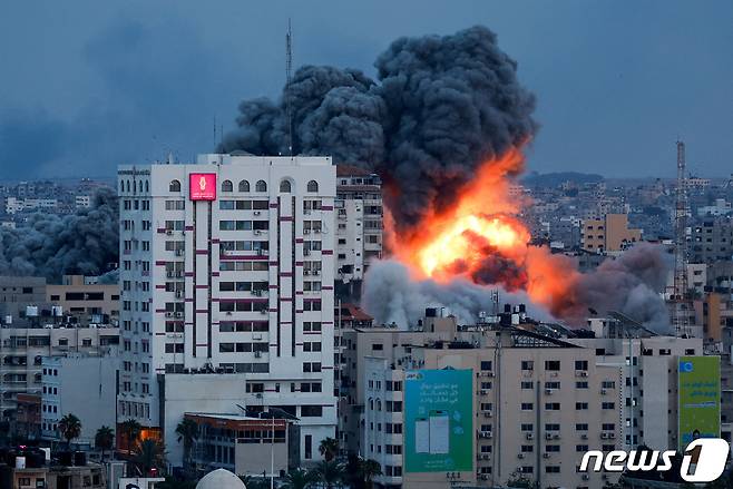 이스라엘의 반격으로 포연과 화염에 휩싸인 팔레스타인 가지 지구 전경. ⓒ 로이터=뉴스1 ⓒ News1 박형기 기자