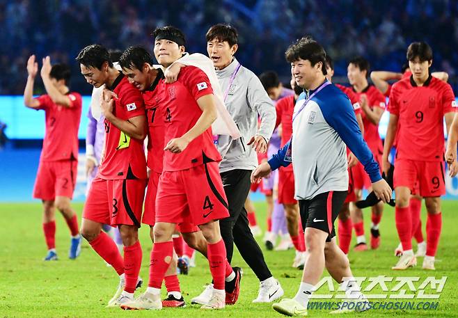 7일 중국 항저우 황룽스포츠센터스타디움에서 대한민국 축구대표팀과 일본의 항저우아시안게임 남자축구 결승전이 열렸다. 축구대표팀이 일본에 2-1 승리하며 금메달을 차지했다. 울고 있는 백승호를 달래주는 동료들. 항저우(중국)=송정헌 기자songs@sportschosun.com/2023.10.07/