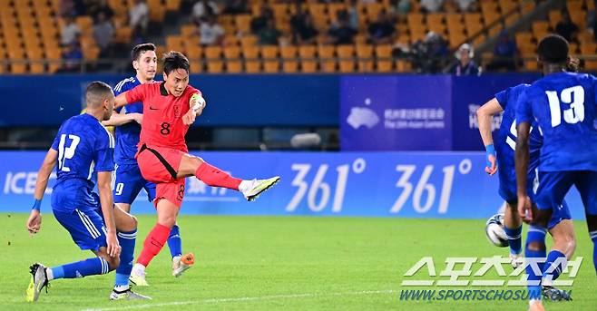 19일 오후 중국 진화스타디움에서 열린 항저우아시아게임 남자축구 조별예선 1차전 대한민국과 쿠웨이트의 경기. 중거리 슈팅을 시도하고 있는 백승호. 진화(중국)=송정헌 기자songs@sportschosun.com/2023.09.19/