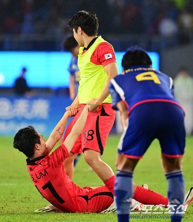 7일 중국 항저우 황룽스포츠센터스타디움에서 대한민국 축구대표팀과 일본의 항저우아시안게임 남자축구 결승전이 열렸다. 축구대표팀이 일본에 2-1 승리하며 금메달을 차지했다. 경기 종료 후 엄원상과 승리의 기쁨을 나누고 있는 이강인. 항저우(중국)=송정헌 기자songs@sportschosun.com/2023.10.07/