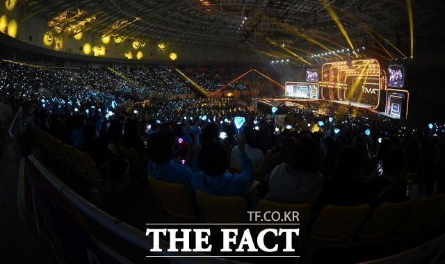 The 2023 Music Awards (THE FACT MUSIC AWARDS, TMA), enjoyed by music fans around the world, will be held at the Incheon Southeast Gymnasium on October 10.Previously, the top global artists representing Korea are presenting their appearances and collecting topics with their lineups alone.In particular, interest in Lim Young-woong, who is in the prime of his career, is hot because he is the best national singer who can not be refuted.Lim Young-woong became a Million Seller with IM HERO released in May last year.Based on the Hanteo Chart, only five solo artists have sold more than 1 million copies in the first week (the first week after its release), including Lim Young-woong.Considering that the other four are the group BTS V, Jimin, Suga, and Black Pink Jisu, Lim Young-woong is the only solo artist.His second self-titled album, Sand Grain, released in June, also performed well, staying on the United States of America Billboard Global chart for a total of 11 weeks.In addition, Sand Grain has been steadily loved by winning the top spot on the domestic music charts until three months after its release.In 2021, the following year, he succeeded in achieving three gold medals by adding a popularity award. Above all, in all three categories, fans votes are important, so you can feel the hot popularity of Lim Young-woong.In the past 2022, he has won five awards including Artist of the Year, Fan and Star, Choi Ae-sang, Popular Award, and Angel and Star Award.At the time, Lim Young-woong said, I have set up a new cabinet at home, but it is already full. I have to prepare a new cabinet to put more Trophy.Lim Young-woong, who has added every year Trophy from two to three, and five to five, hopes to win several Trophy in this 2023 Music Awards.The 2023 Music Awards will be held on October 10th at the Incheon Southeast Gymnasium. The Red Carpet will start at 4:30 pm and the awards ceremony will start at 6:30 pm.Red Carpet and the awards ceremony are also available online. In Korea, Indonesia, the Philippines and Thailand, you can watch it through the Idol Plus app and the web.In Japan, it is possible to watch live broadcast from Red Carpet to award ceremony through video transmission service Lemino. The awards ceremony is TV Broadcasting music channel MUSIC ON! TV (EMON!) Can be enjoyed as a live broadcasting.And Genie Music, Idol Plus apps and homepages.