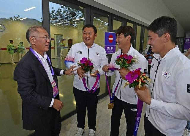 정의선 현대차그룹 회장 겸 대한양궁협회장이 2022 항저우 아시안게임 금메달을 획득한 양궁 남자 리커브팀을 만나 격려하고 있다. /대한양궁협회