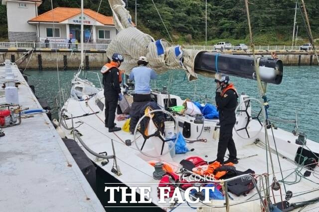 전남 완도해양경찰서는 8일 오전 08시 30분쯤 여수시 초도 인근 해상에서 A호(10톤급, 세일링 요트, 승선원 8명)가 운항 중 엔진 고장 및 침수 중이라는 신고를 접수해 긴급 출동했다고 밝혔다./완도해경