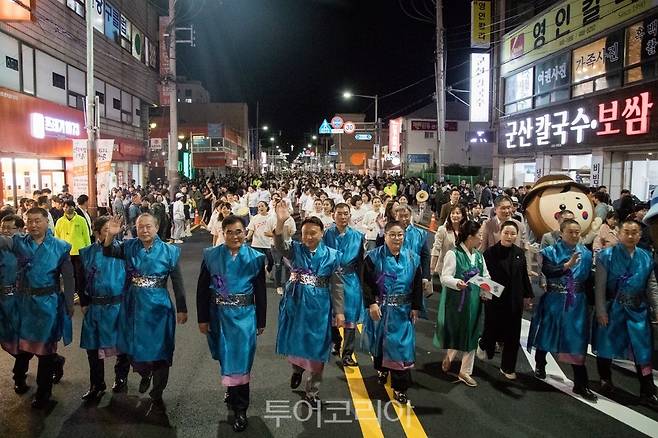 지역 공동체가 함께 어울리는 한바탕 놀이마당 '군산시간여행축제' 모습