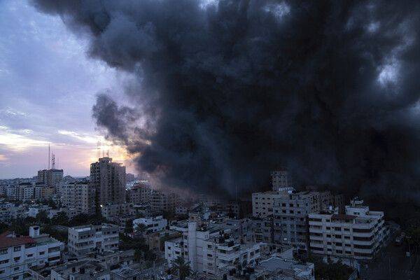 7일(현지시각) 팔레스타인 가자지구에서 이스라엘의 보복 공습으로 연기가 치솟고 있다. 팔레스타인 무장 정파 하마스가 유대 안식일인 7일 새벽 이스라엘을 상대로 '알아크사 홍수(Al-Aqsa flood)' 작전을 감행, 수천 발의 로켓을 쏘고 무장대원을 침투시켰으며 이스라엘이 이에 맞서 보복 공습에 나서며 양측의 사상자가 최소 2000명에 달하는 것으로 알려졌다. /AP 뉴시스