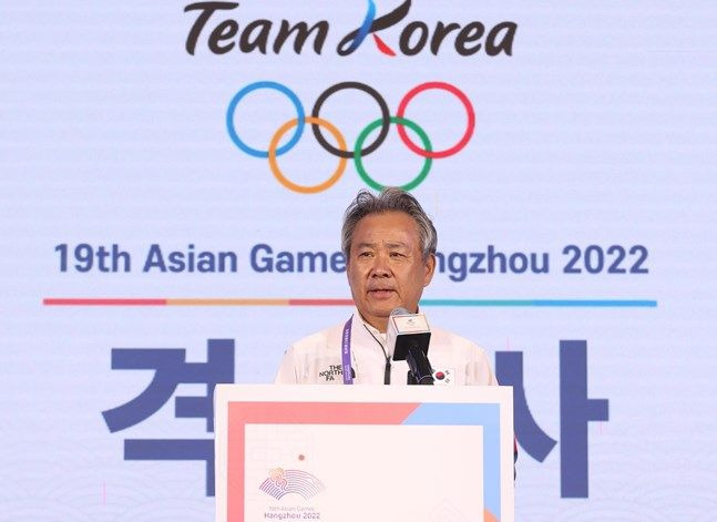 8일 중국 항저우 대한체육회 스포츠외교라운지에서 열린 2022 항저우 아시안게임 대한민국 선수단 해단식에서 이기흥 대한체육회장이 격려사 하고 있다. ⓒ 뉴시스