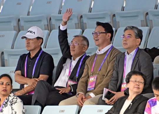 정의선(오른쪽 세번째) 현대자동차그룹 회장(대한양궁협회장)과 장재훈(오른쪽 첫번째) 현대차 사장이 중국 항정우 아시안게임 한국 양궁대표팀 경기를 관람하고 있다. 대한양궁협회 제공