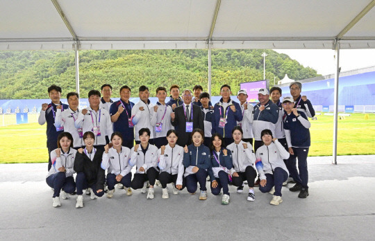 정의선(두번째줄 왼쪽 여섯번째) 현대자동차그룹 회장(대한양궁협회장)이 한국 양궁대표팀 선수들과 기념사진을 찍고 있다. 대한양궁협회 제공